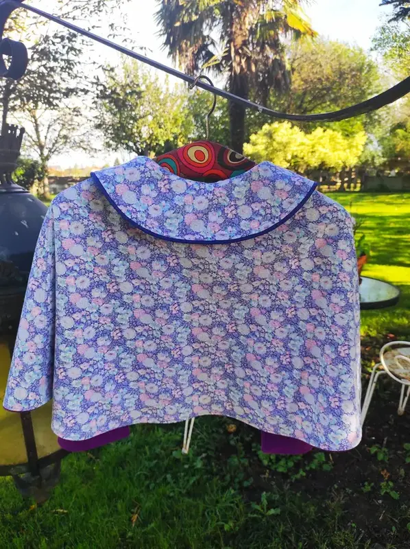 🌸 cape d’épaules réversible en polaire et tissu vintage fleuri 🌸 cape d’épaules réversible en polaire et tissu vintage fleuri