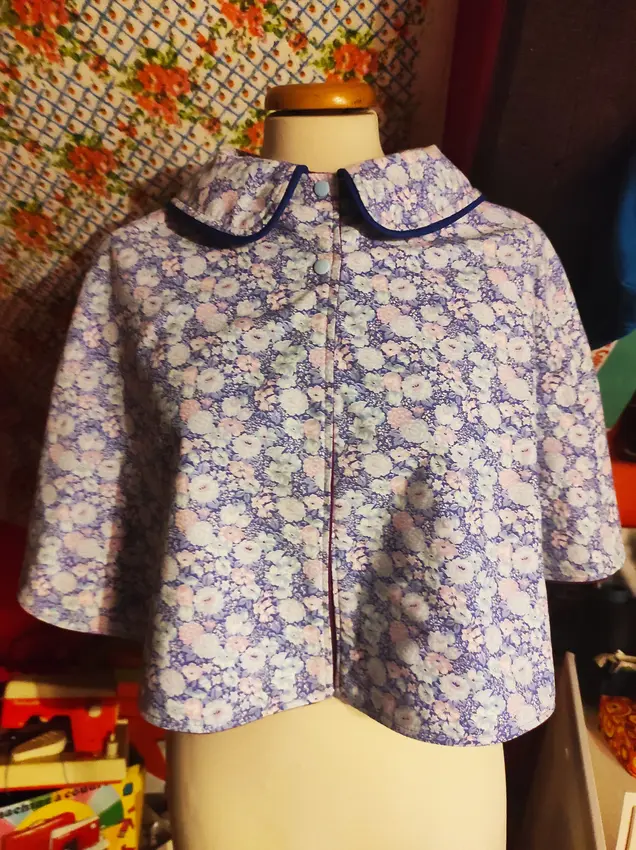 🌸 cape d’épaules réversible en polaire et tissu vintage fleuri 🌸 cape d’épaules réversible en polaire et tissu vintage fleuri