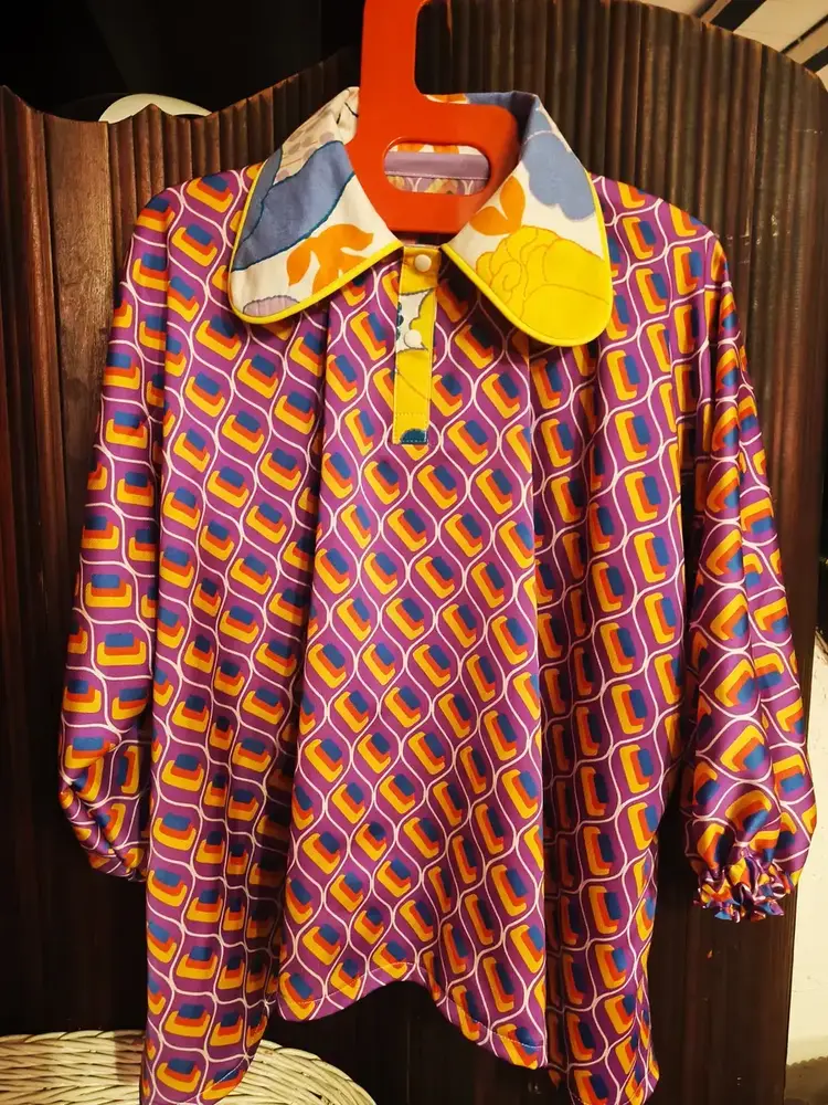 blouse vintage upcyclée : un pétillant voyage dans les années 70 blouse vintage upcyclée : un pétillant voyage dans les années 70