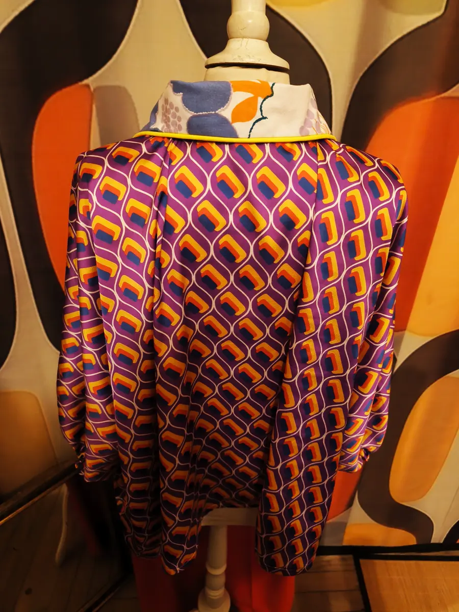 blouse vintage upcyclée : un pétillant voyage dans les années 70 blouse vintage upcyclée : un pétillant voyage dans les années 70