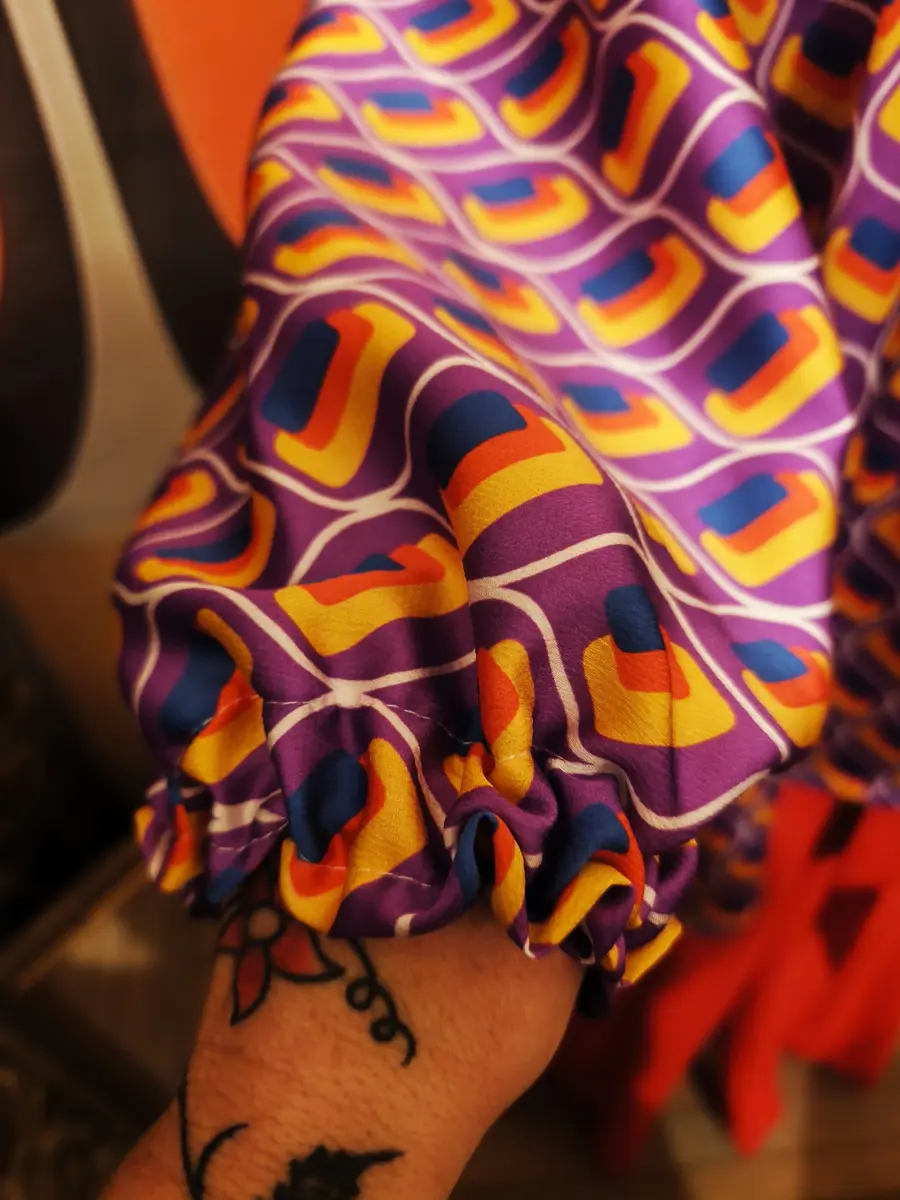 blouse vintage upcyclée : un pétillant voyage dans les années 70 blouse vintage upcyclée : un pétillant voyage dans les années 70