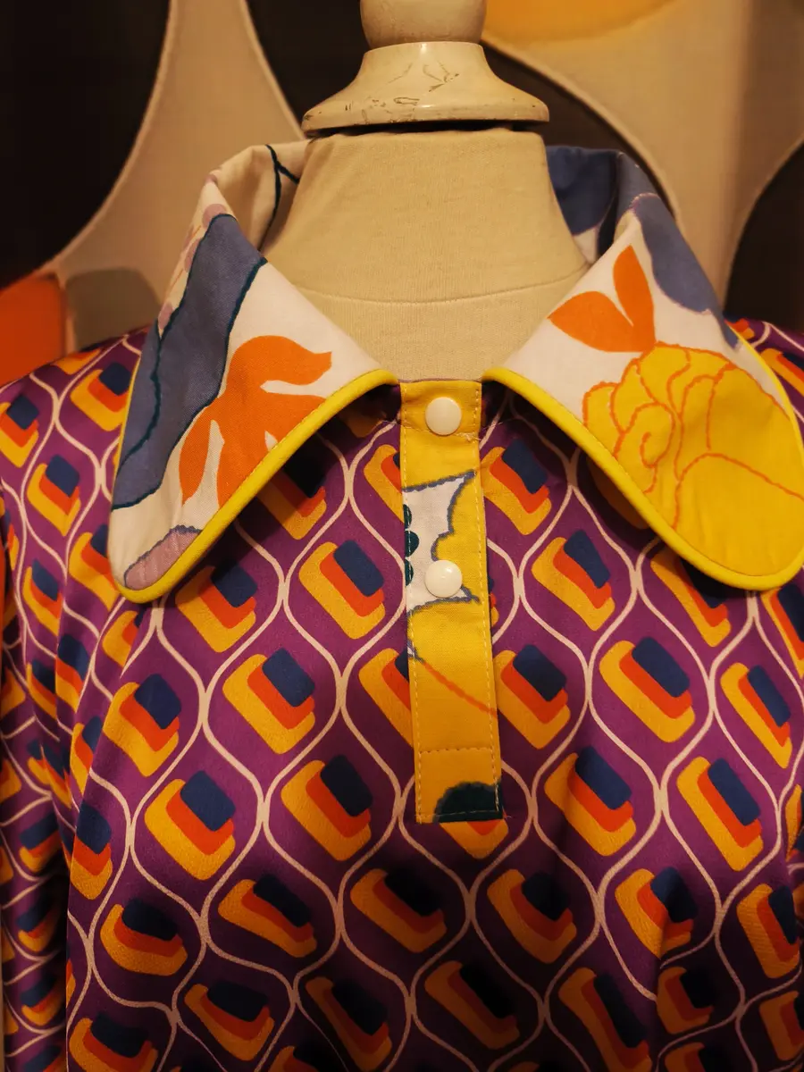 blouse vintage upcyclée : un pétillant voyage dans les années 70 blouse vintage upcyclée : un pétillant voyage dans les années 70